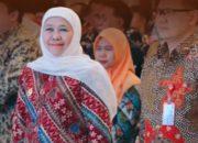 Momen Haru Warnai Puncak Hari Guru Nasional & Hari Aksara Internasional 2025, Gubernur Khofifah Dapat Kejutan Kehadiran Guru Semasa Sekolah