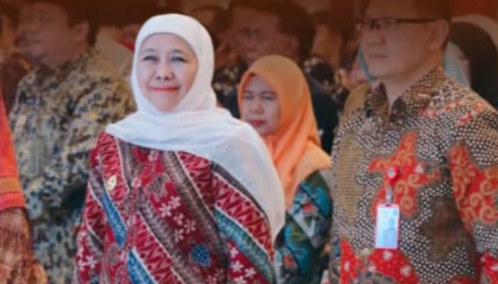 Momen Haru Warnai Puncak Hari Guru Nasional & Hari Aksara Internasional 2025, Gubernur Khofifah Dapat Kejutan Kehadiran Guru Semasa Sekolah