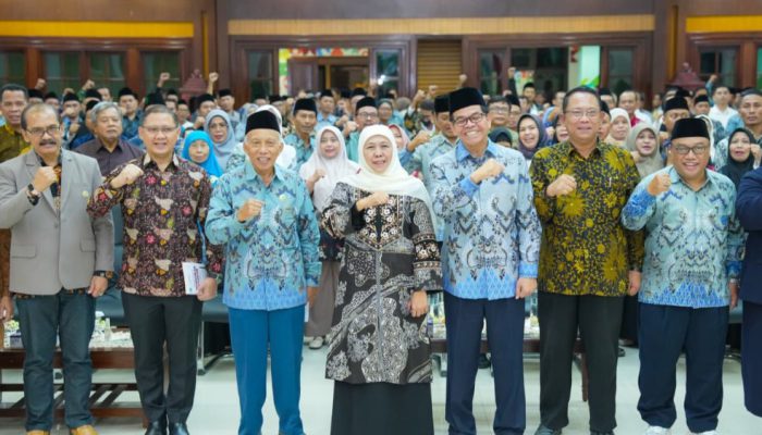Gubernur Khofifah Raih Penghargaan BMPS atas Komitmen Penguatan Pendidikan Jatim Cerdas