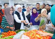 Khofifah Indar Parawansa Tinjau Pasar Legi Ponorogo, Pastikan Harga Sembako Stabil Pasca Lebaran