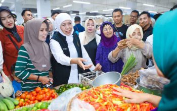 Khofifah Indar Parawansa Tinjau Pasar Legi Ponorogo, Pastikan Harga Sembako Stabil Pasca Lebaran