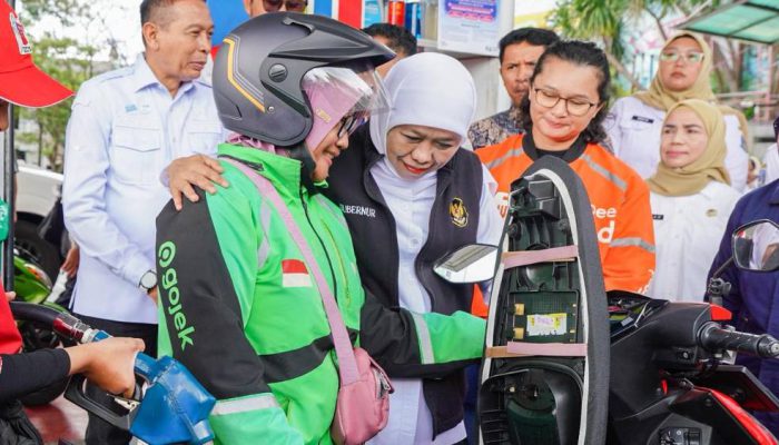 Gubernur Khofifah Bagi BBM Gratis untuk Ojol Perempuan, Aksi Nyata di Hari Kartini