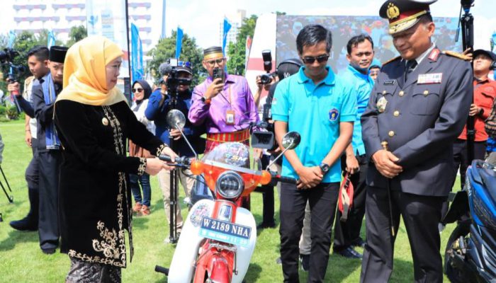 Gubernur Khofifah Apresiasi Inovasi Vokasi Jatim dan Konvoi Kendaraan Listrik Karya Siswa SMK di Hardiknas 2026
