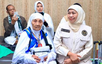 Gubernur Khofifah Lepas Kloter Terakhir Embarkasi Surabaya, Pesankan Jamaah Jaga Kesehatan dan Kekhusyukan Ibadah