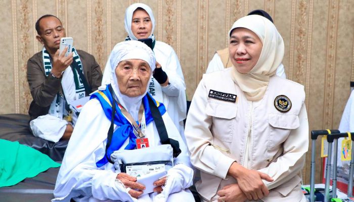 Gubernur Khofifah Lepas Kloter Terakhir Embarkasi Surabaya, Pesankan Jamaah Jaga Kesehatan dan Kekhusyukan Ibadah