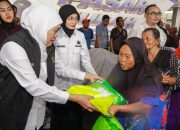 Gubernur Khofifah Gerak Cepat Tekan Inflasi dengan Pasar Murah di Kediri