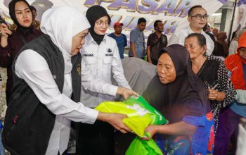 Gubernur Khofifah Gerak Cepat Tekan Inflasi dengan Pasar Murah di Kediri