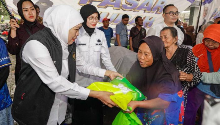 Gubernur Khofifah Gerak Cepat Tekan Inflasi dengan Pasar Murah di Kediri