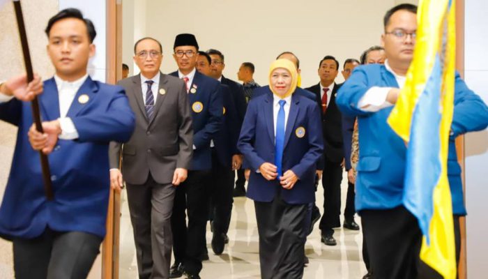 Gubernur Khofifah Lantik IKA UNAIR FH, Serukan Penguatan Jejaring Alumni dan Kontribusi Kebangsaan