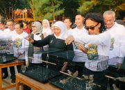 Gubernur Khofifah Bersama Kaka Slank dan Bupati Lindra ‘Nandur’ Cemara Udang di Momen Festival Mangrove Jawa Timur ke-10 di Kabupaten Tuban