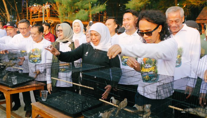 Gubernur Khofifah Bersama Kaka Slank dan Bupati Lindra ‘Nandur’ Cemara Udang di Momen Festival Mangrove Jawa Timur ke-10 di Kabupaten Tuban