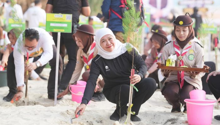 Gubernur Khofifah dan Kaka Slank Tanam Cemara Udang di Festival Mangrove Jatim ke-10, Dorong Indonesia Jadi Kiblat Konservasi Dunia