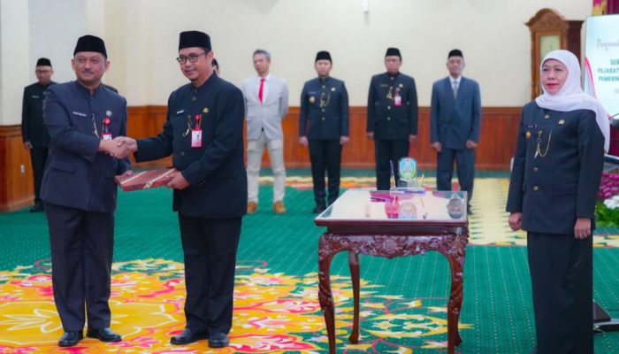 Gubernur Khofifah Lantik Enam Pejabat Pimpinan Tinggi Pratama Pemprov Jatim: Optimalkan Digitalisasi untuk Pelayanan Publik Yang Makin Akuntabel, Efektif, Transparan dan Profesional