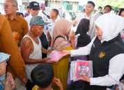 Gubernur Khofifah Komitmen Gencarkan Instrumen Strategis Jaga Daya Beli di Tengah Dinamika Harga Pangan, Masyarakat Kota Pasuruan Antusias Serbu Pasar Murah dan Bendera Merah Putih
