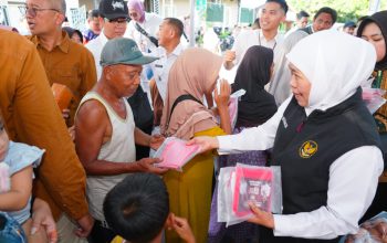 Gubernur Khofifah Komitmen Gencarkan Instrumen Strategis Jaga Daya Beli di Tengah Dinamika Harga Pangan, Masyarakat Kota Pasuruan Antusias Serbu Pasar Murah dan Bendera Merah Putih