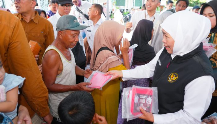 Gubernur Khofifah Komitmen Gencarkan Instrumen Strategis Jaga Daya Beli di Tengah Dinamika Harga Pangan, Masyarakat Kota Pasuruan Antusias Serbu Pasar Murah dan Bendera Merah Putih