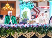 Gubernur Khofifah Bersama Habib Syech dan Puluhan Ribu Masyarakat Lantunkan Dzikir-Sholawat Sambut HUT Ke-81 RI di Grahadi: Doakan Pahlawan Pejuang Bangsa Sekaligus Ikhtiar Jaga Indonesia dan Kuatkan Persatuan