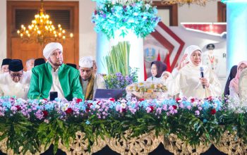 Gubernur Khofifah Bersama Habib Syech dan Puluhan Ribu Masyarakat Lantunkan Dzikir-Sholawat Sambut HUT Ke-81 RI di Grahadi: Doakan Pahlawan Pejuang Bangsa Sekaligus Ikhtiar Jaga Indonesia dan Kuatkan Persatuan