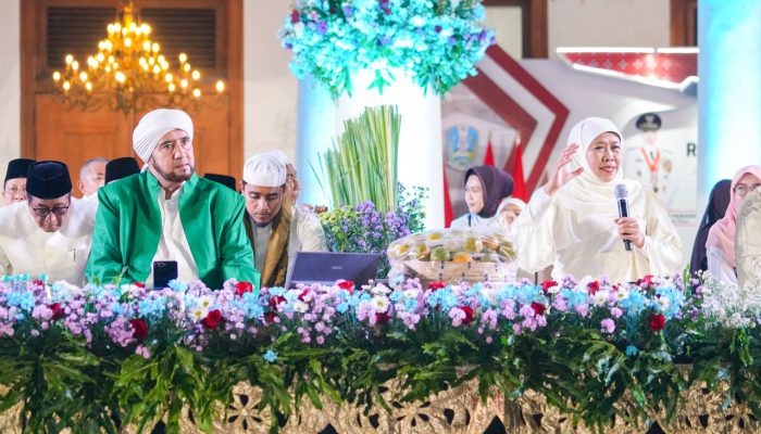 Gubernur Khofifah Bersama Habib Syech dan Puluhan Ribu Masyarakat Lantunkan Dzikir-Sholawat Sambut HUT Ke-81 RI di Grahadi: Doakan Pahlawan Pejuang Bangsa Sekaligus Ikhtiar Jaga Indonesia dan Kuatkan Persatuan