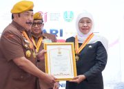 Gubernur Khofifah Terima Bintang LVRI, Tegaskan Perjuangan Masa Kini adalah Jaga Persatuan dan Kesatuan**
