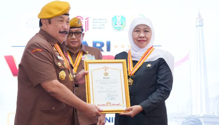 Gubernur Khofifah Terima Bintang LVRI, Tegaskan Perjuangan Masa Kini adalah Jaga Persatuan dan Kesatuan**