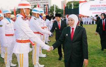 Gubernur Khofifah Kukuhkan 76 Paskibraka Jatim untuk HUT ke-81 Kemerdekaan RI, Tegaskan Amanah Jaga dan Perkuat Semangat NKRI