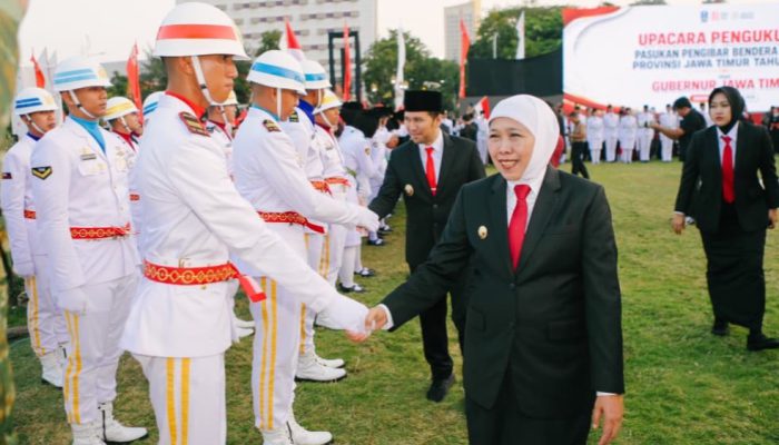 Gubernur Khofifah Kukuhkan 76 Paskibraka Jatim untuk HUT ke-81 Kemerdekaan RI, Tegaskan Amanah Jaga dan Perkuat Semangat NKRI
