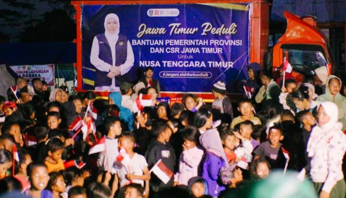 Wujud Solidaritas untuk Korban Gempa NTT, Gubernur Khofifah Serahkan Langsung Penyaluran Bantuan Logistik , Sapa Anak dan Lansia Serta Warga Manggarai