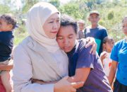 Momen Hangat Gubernur Khofifah di Manggarai Timur, Sapa Warga dan Bagikan Snack untuk Anak-Anak dalam Perjalanan Menuju Benteng Jawa