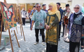 Gubernur Khofifah Bersama Menteri PPPA Panen Ikan Nila Hingga Sawi Samhong dan Tanam Bibit Jeruk Madu saat Menghadiri Pameran Produk SIKAP SMA, SMK dan SLB Se-Kabupaten Jombang