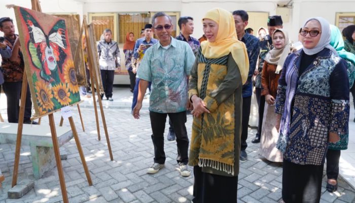 Gubernur Khofifah Bersama Menteri PPPA Panen Ikan Nila Hingga Sawi Samhong dan Tanam Bibit Jeruk Madu saat Menghadiri Pameran Produk SIKAP SMA, SMK dan SLB Se-Kabupaten Jombang