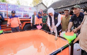 Gubernur Khofifah Salurkan Bantuan 120 Rit Air Bersih untuk Masyarakat Kabupaten Blitar, Bantu 38.270 Keluarga Terdampak Kekeringan