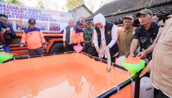 Gubernur Khofifah Salurkan Bantuan 120 Rit Air Bersih untuk Masyarakat Kabupaten Blitar, Bantu 38.270 Keluarga Terdampak Kekeringan