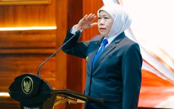 Gubernur Khofifah Sematkan Satyalancana Karya Satya 469 ASN Pemprov Jatim, Apresiasi Pengabdian dan Pesankan Jaga Integritas serta Perkuat Pelayanan kepada Masyarakat