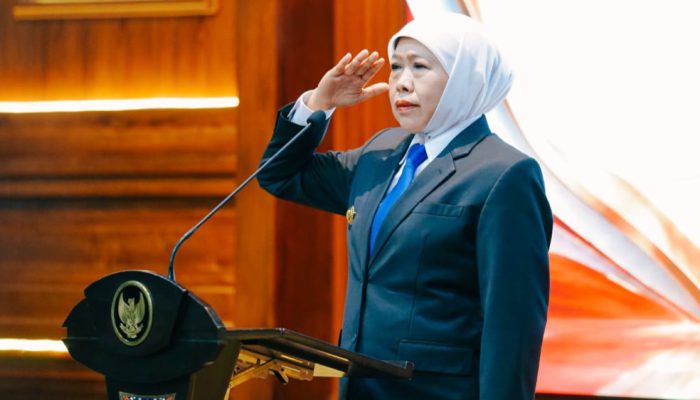 Gubernur Khofifah Sematkan Satyalancana Karya Satya 469 ASN Pemprov Jatim, Apresiasi Pengabdian dan Pesankan Jaga Integritas serta Perkuat Pelayanan kepada Masyarakat