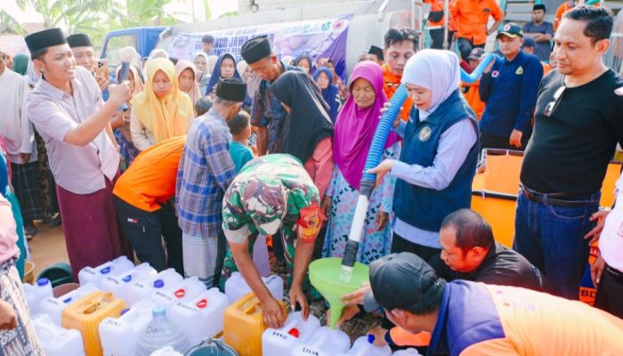 Gubernur Khofifah Salurkan Bantuan Air Bersih Di Sumenep, Siapkan Sumur Bor pada 2027 untuk Solusi Jangka Panjang