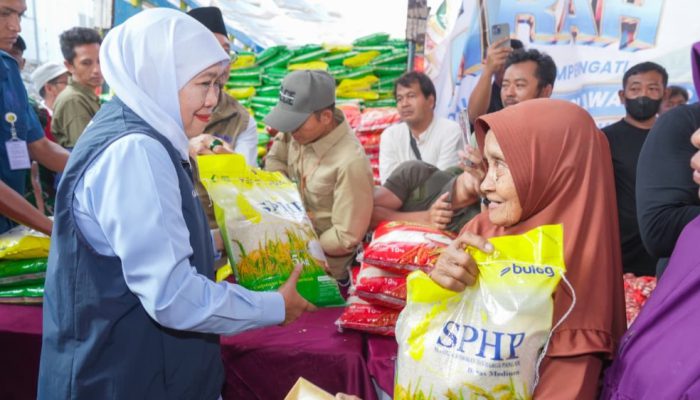 Gubernur Khofifah Gelar Pasar Murah di Batuputih Sumenep, Masyarakat Antusias Dapatkan Kebutuhan Pokok Harga Terjangkau Serta Hadiah Hari Jadi Perovinsi Jatim ke 81