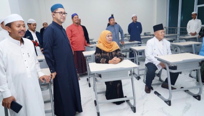 Gubernur Khofifah Dampingi Wapres Gibran Tinjau Pembelajaran Artificial intelligence di Pesantren Dalwa Pasuruan, Dorong Inovasi dan Pengembangan Critical Thinking untuk Jawab Tantangan Zaman